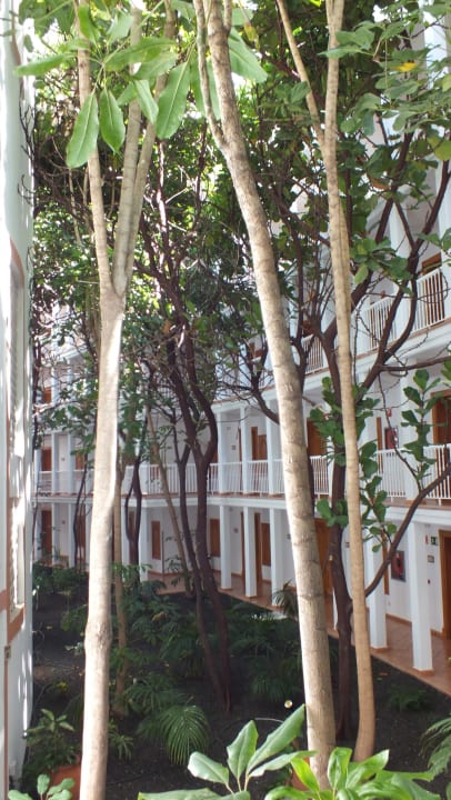 Blick in den Innenbereich zwischen Haus und Laubengang Hotel Riu Palace Tenerife