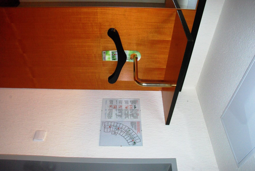 Mäntel etc. am Eingang Best Western Plus Palatin Kongresshotel