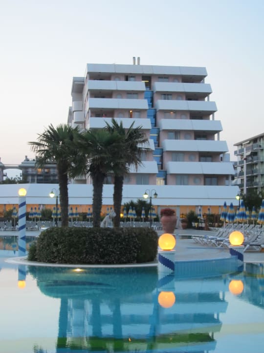 Hotel vom Pool aus gesehen Aparthotel Holiday