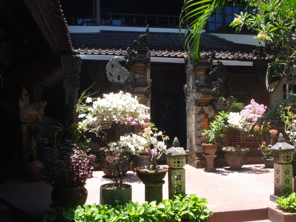 Entrance to the lobby from other side Hotel Ari Putri