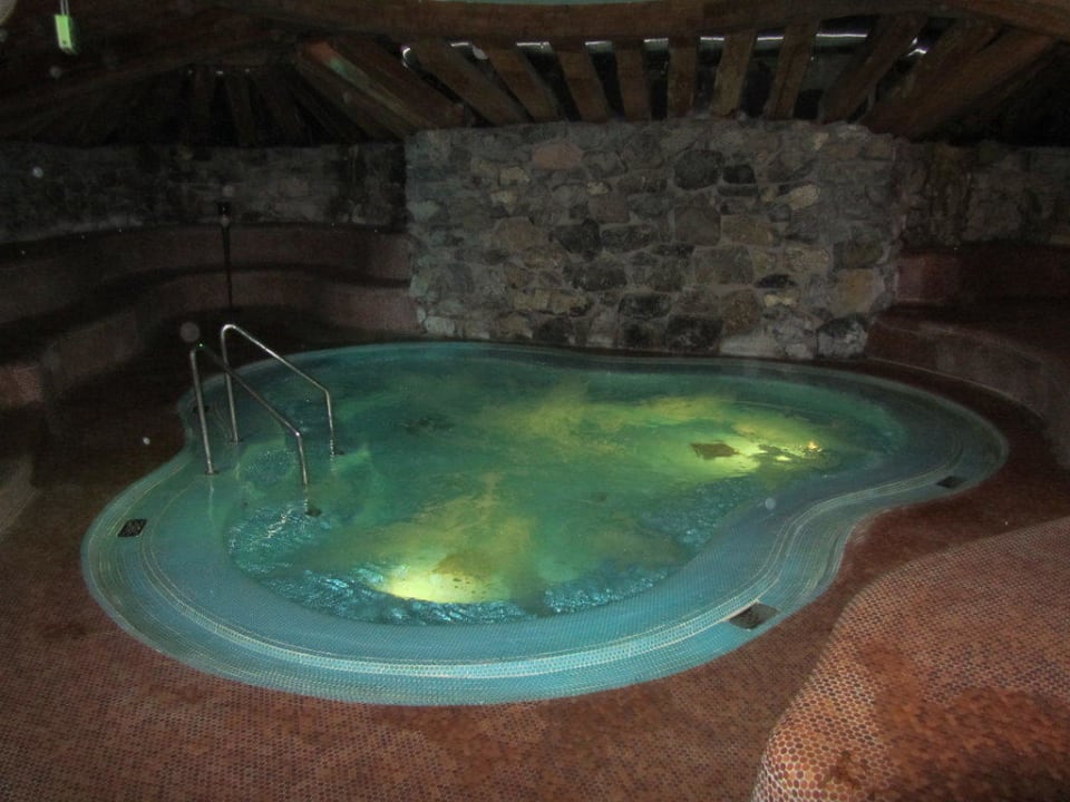 Grosser Whirlpool im Wellnessbereich Wellnesshotel ...liebes Rot-Flüh