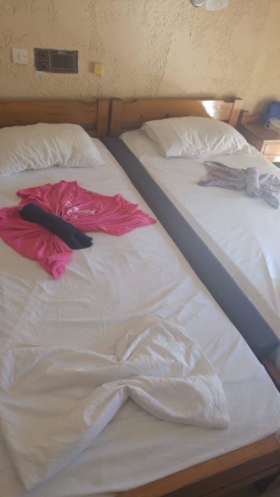 Betten (Reiigungskraft legte Schlafanzüge zusammen Hotel Marlena