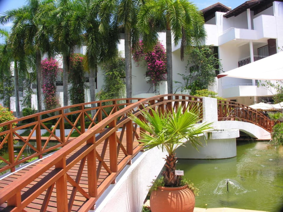 Brücke über den Teich Hotel Lanka Princess Ayurveda