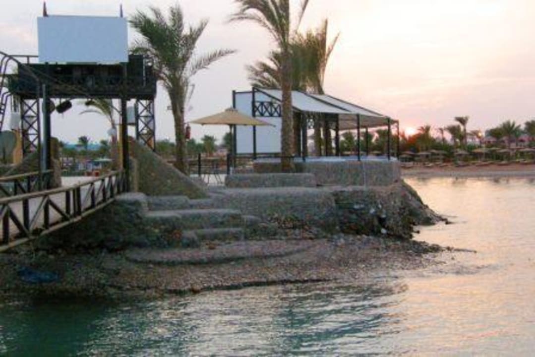 Островок в заливе с танцплощадкой и баром Mirage Bay Resort & Aqua Park