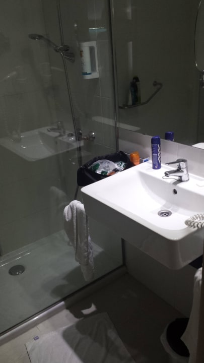 Kleines Bad- wenig Abstellfläche  Caprice Janeiro Hotel & Spa