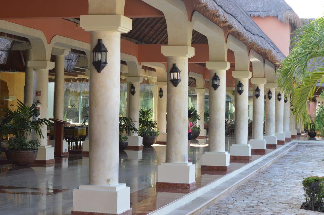 Weg an den Restaurants entlang Grand Palladium Kantenah Resort & Spa