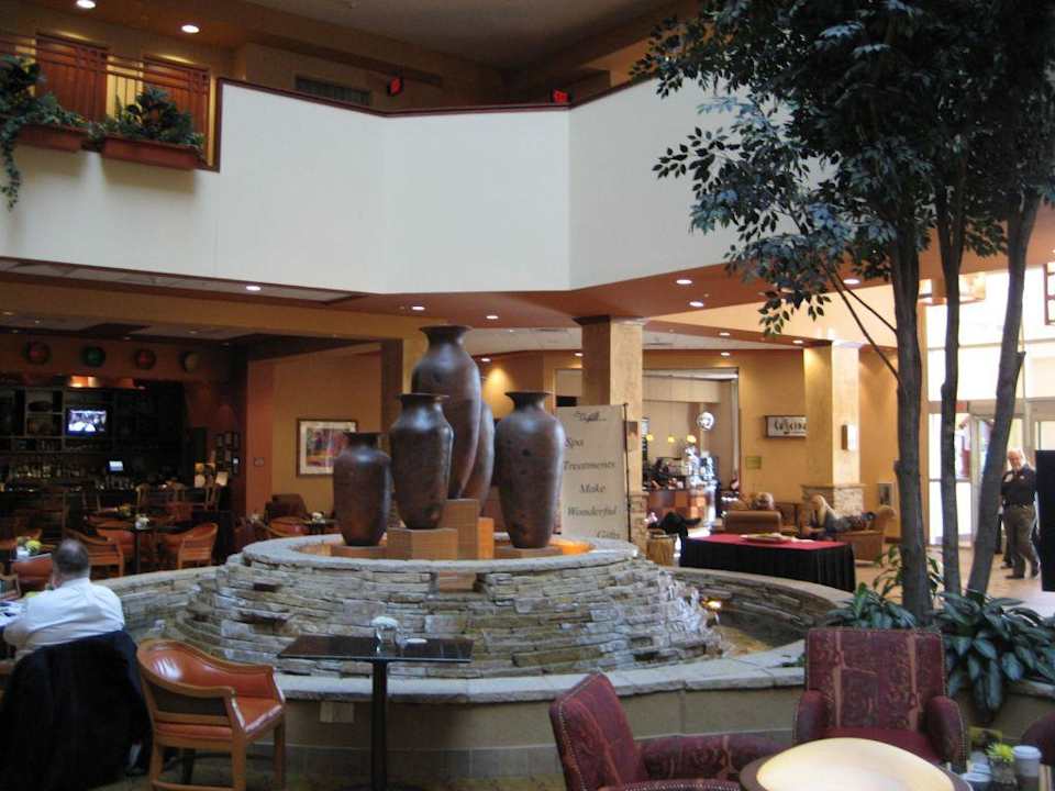 Restaurant im riesen Foyer Embassy Suites Albuquerque