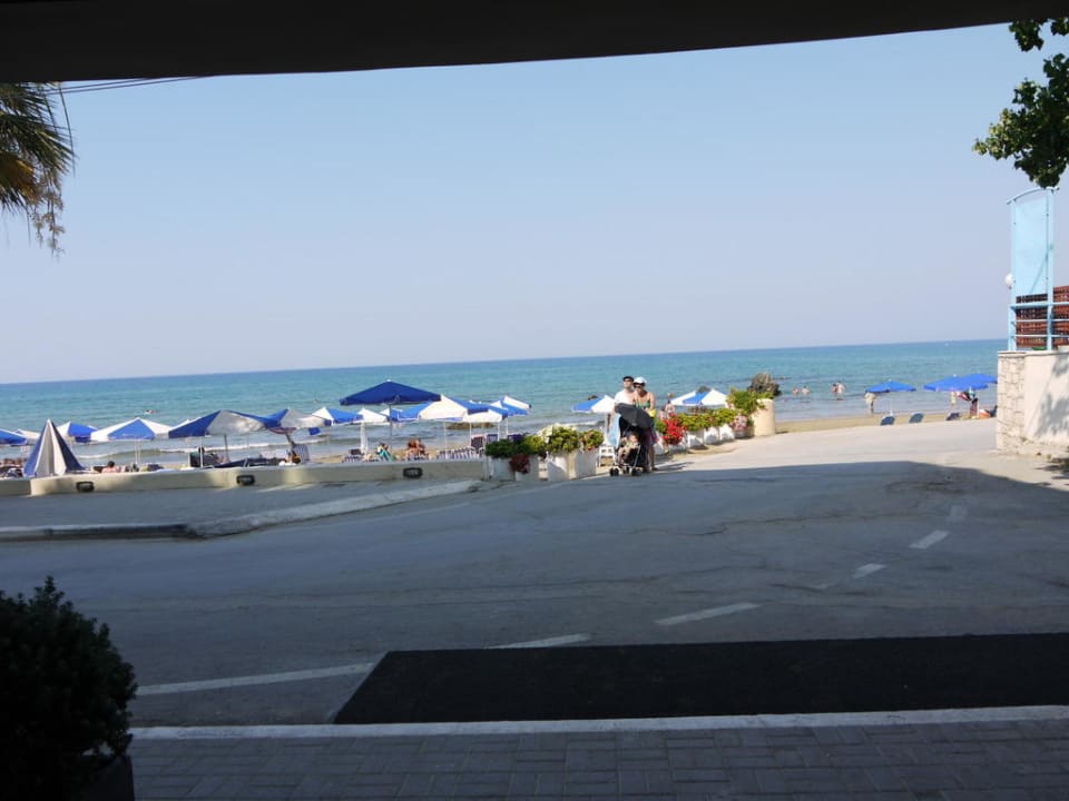 Strand direkt vorm Hotelausgang Hotel Corissia Princess