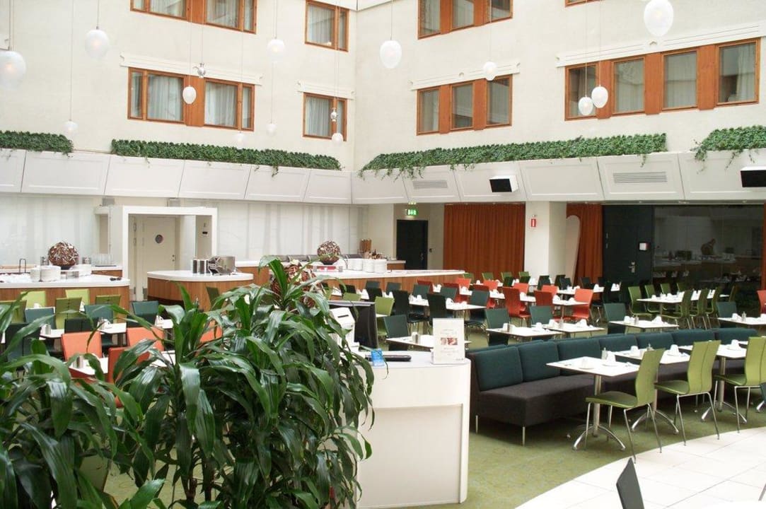 Frühstücksraum im überdachten Innenhof Hotel Radisson Blu Royal Viking