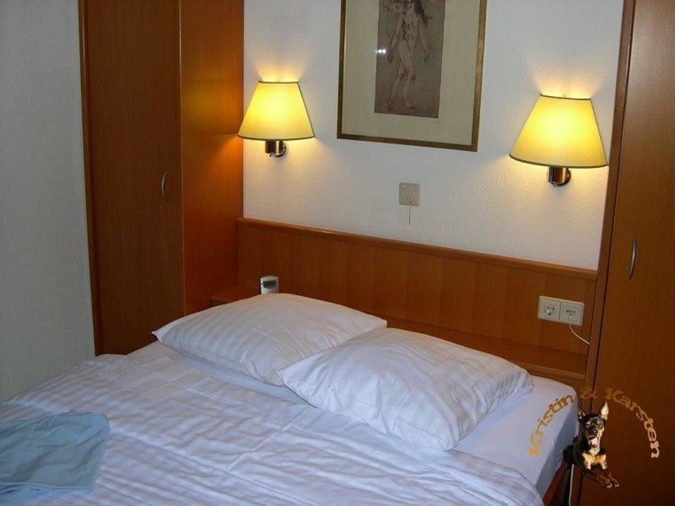 KingSize-Bett in Zimmer 21 Hotel Francais