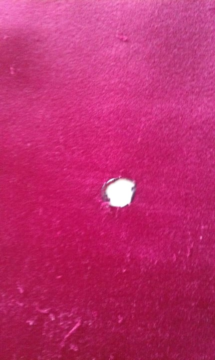 Brandlöcher in der Tischdecke Larina Resort Spa & Hotel