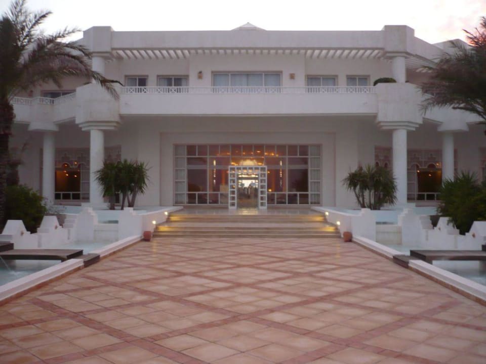 Hoteleingang vom Pool aus Radisson Blu Palace Resort & Thalasso Djerba
