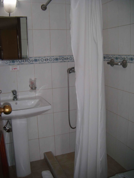 Bad / gewähltes Zimmer mit Balkon an der Straße Hotel Islazul Libertad