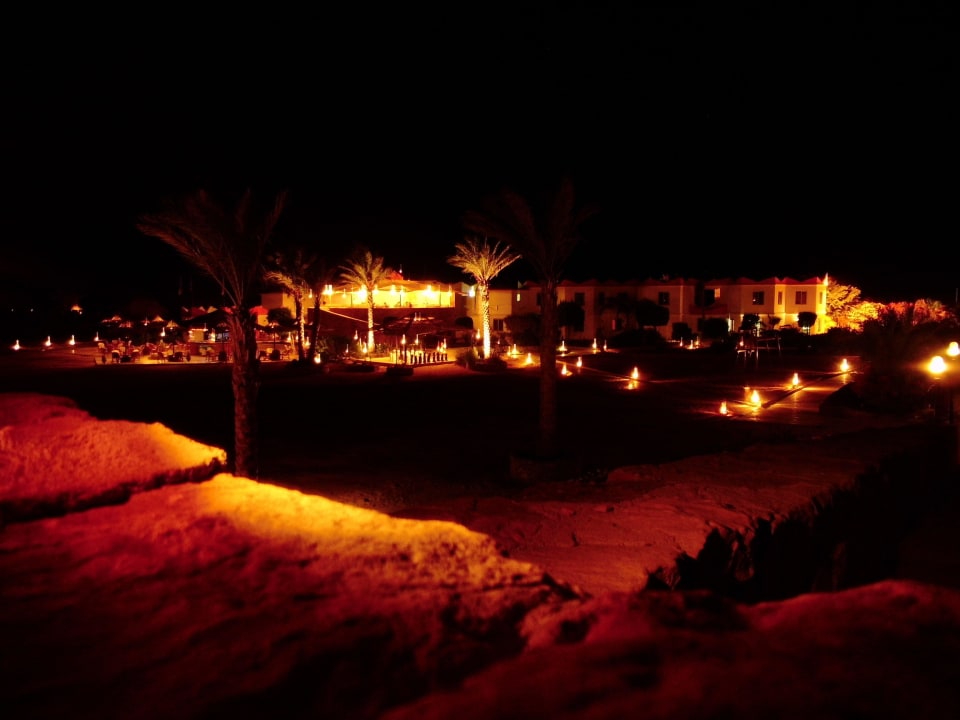 Anlage bei Nacht - Restaurant Hotel Coral Garden