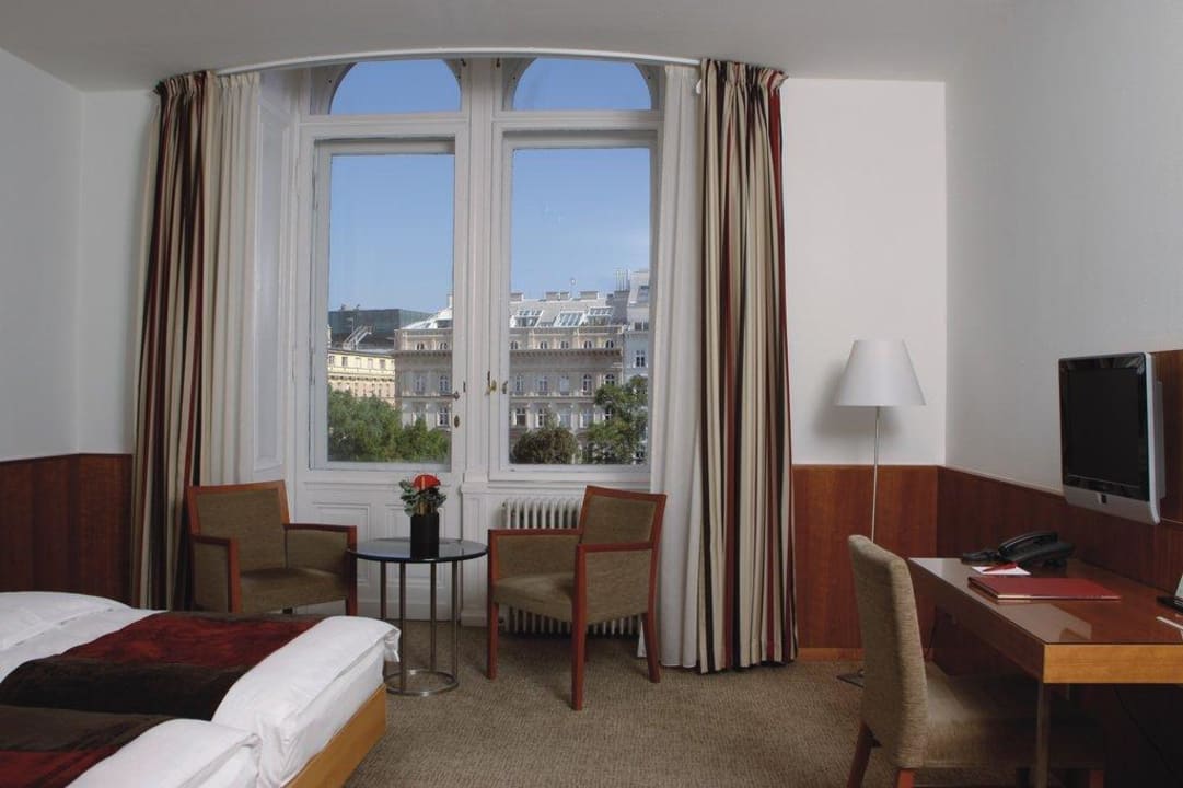 Guest room K+K Palais Hotel