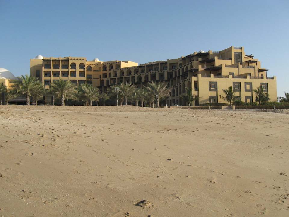 Aufnahme direkt vom Meer aus/gigantisch Hilton Garden Inn Ras Al Khaimah