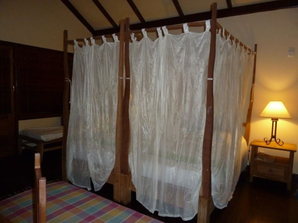 Bett mit Moskitonetz am Abend Filitheyo Island Resort