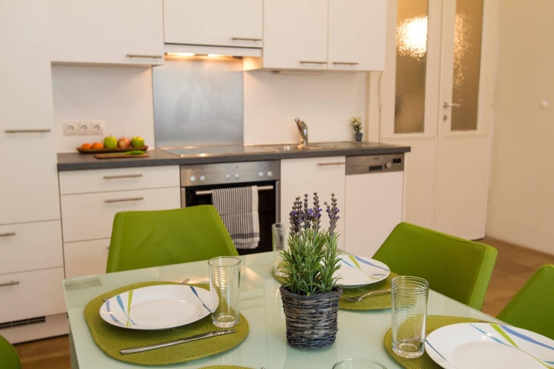Esstisch mit Küche CheckVienna - Apartments Lassallestrasse