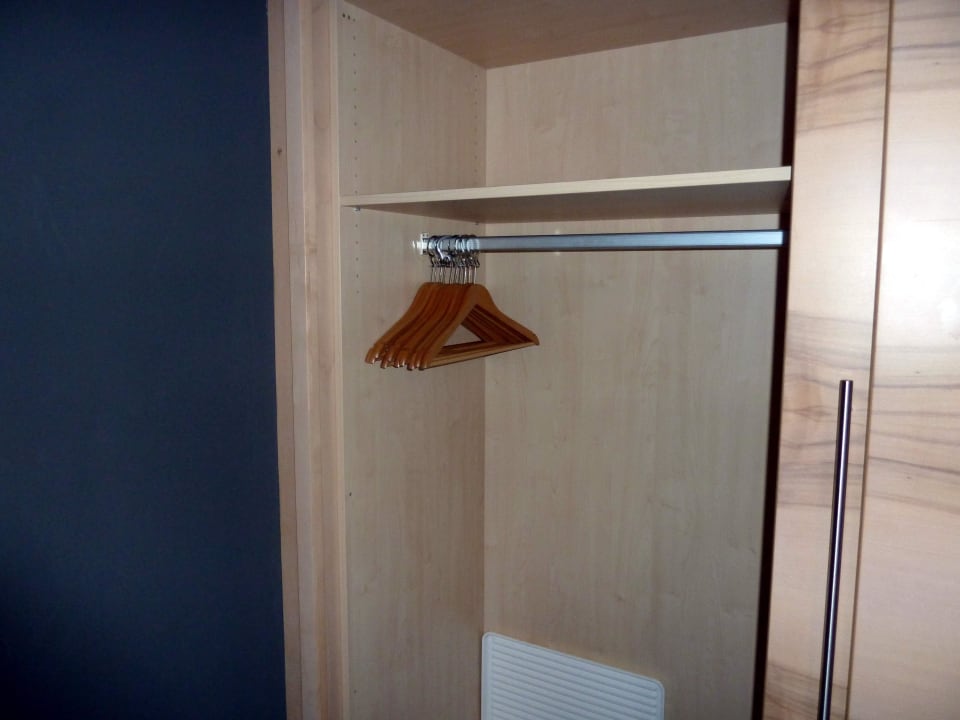 Abgezählte Kleiderbügel im Doppelzimmer large Hotel Gut Brandlhof