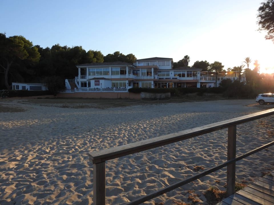 Blick auf das Hotel vom Strand aus Flipflop Cala Romantica