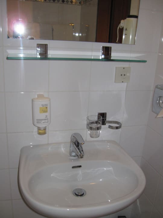 Waschbecken im Badezimmer Hotel Enziana Wien