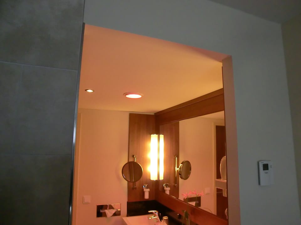 Eingeschaltete Wärmelampe über den Waschbecken Lindner Hotel Hamburg Am Michel, part of JdV by Hyatt