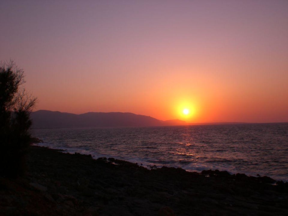 Sonnenuntergang über den Bergen Vasia Resort & Spa