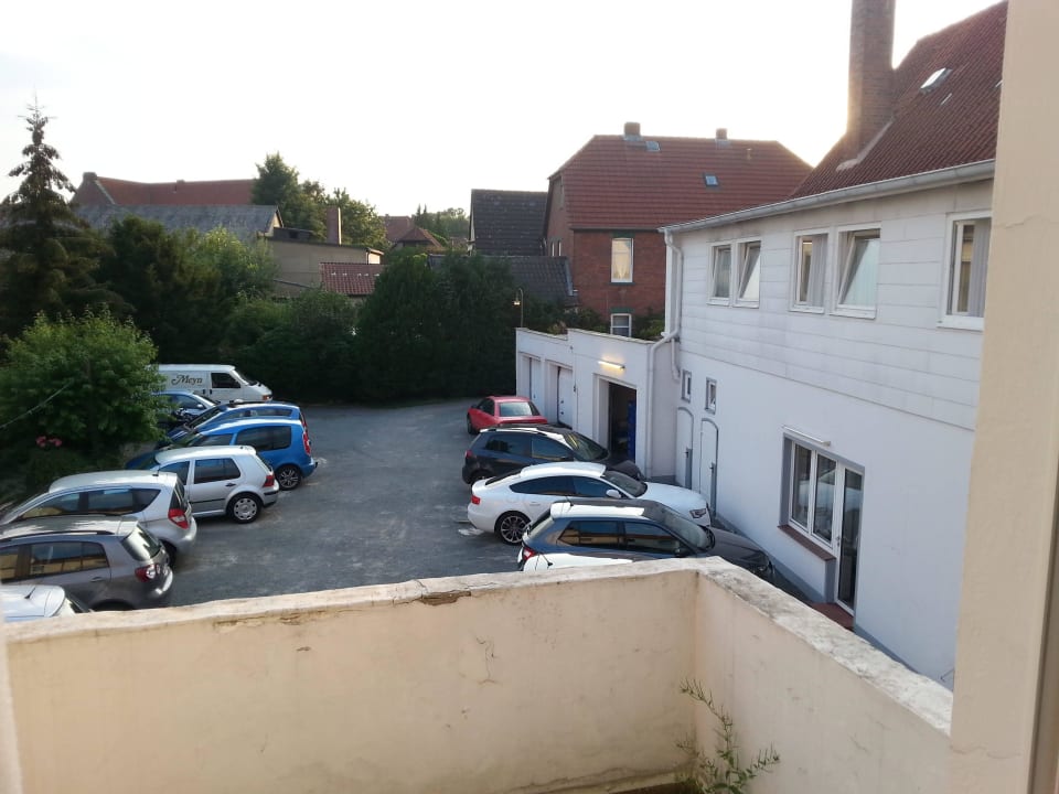 Kleiner Balkon mit Sicht auf den Parkplatz Meyn's Apartments & Hotel