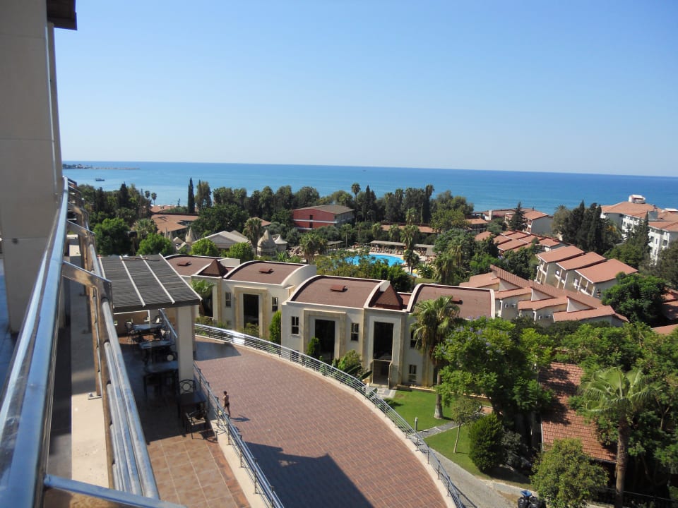 Вид с террасы нулевого этажа. Horus Paradise Luxury Resort & Club