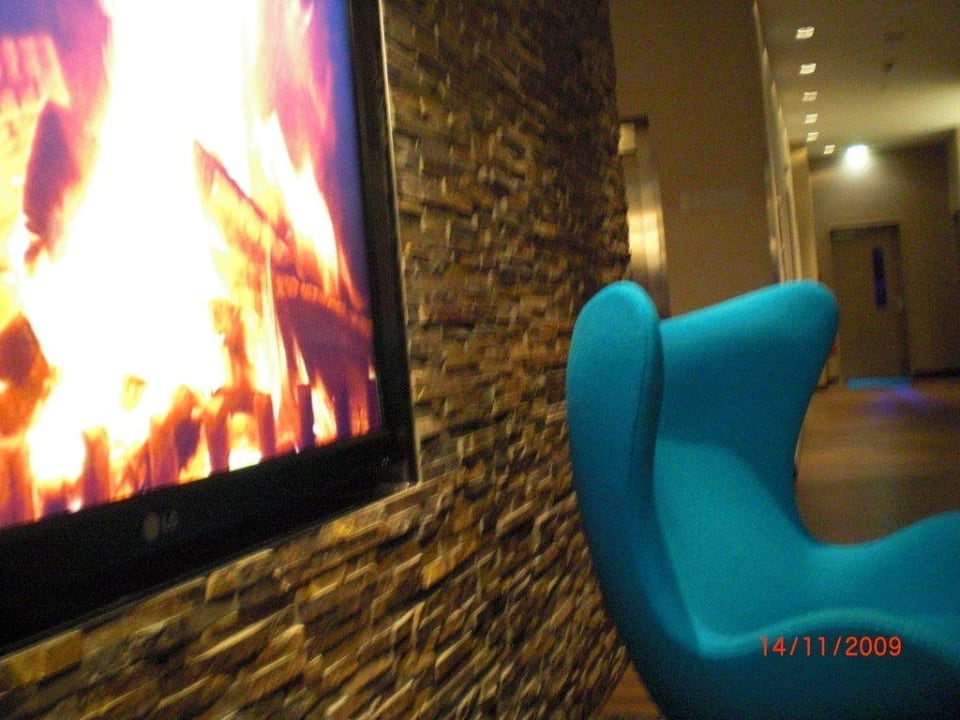 Sitzmöglichkeiten am Kaminfeuer Motel One Hamburg Airport