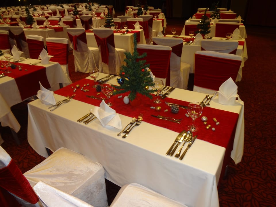 Tische der Weihnachtsgala Limak Lara Deluxe Hotel & Resort