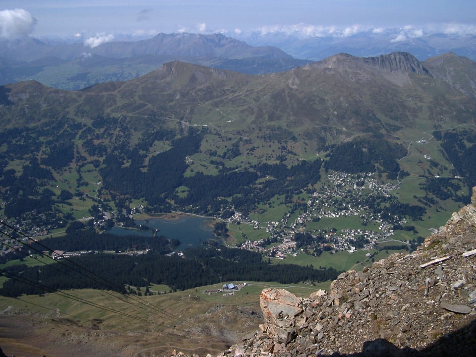 Blick vom Parpaner Rothorn zum Heidsee Sunstar Hotel Lenzerheide