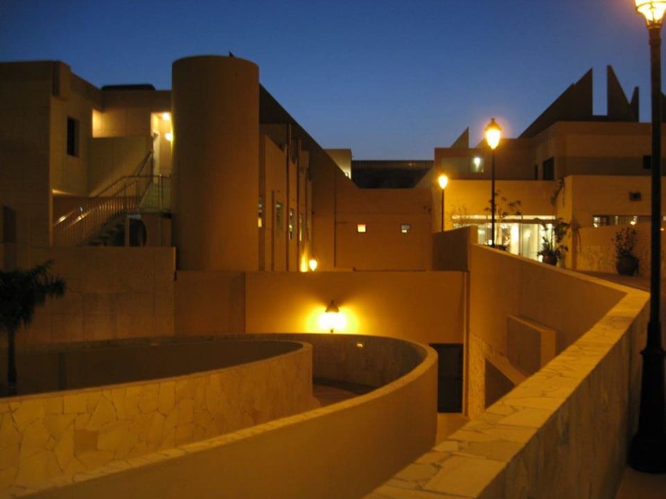 Innenhof Abends SBH Hotel Taro Beach