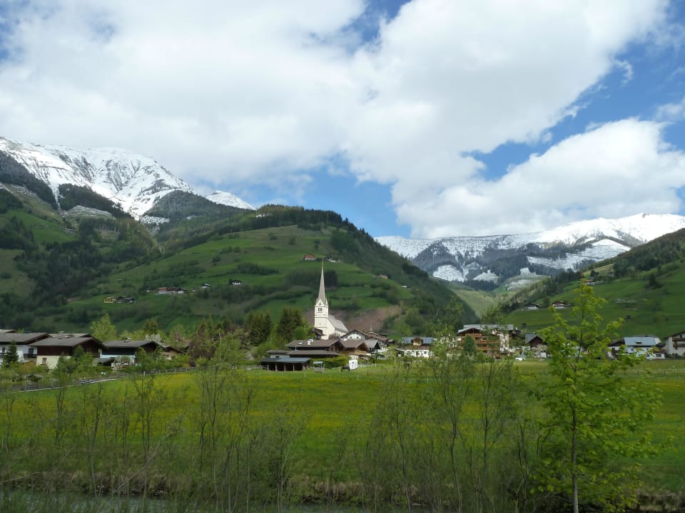 Blick von der Hundewiese auf Rauris Hotel Grimming