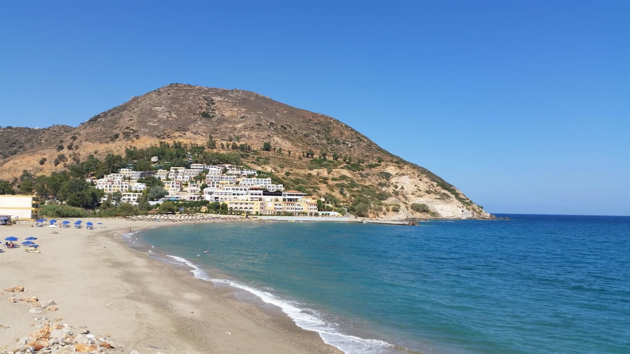 Blick vom Ende der Bucht auf die Anlage Fodele Beach & Water Park Holiday Resort