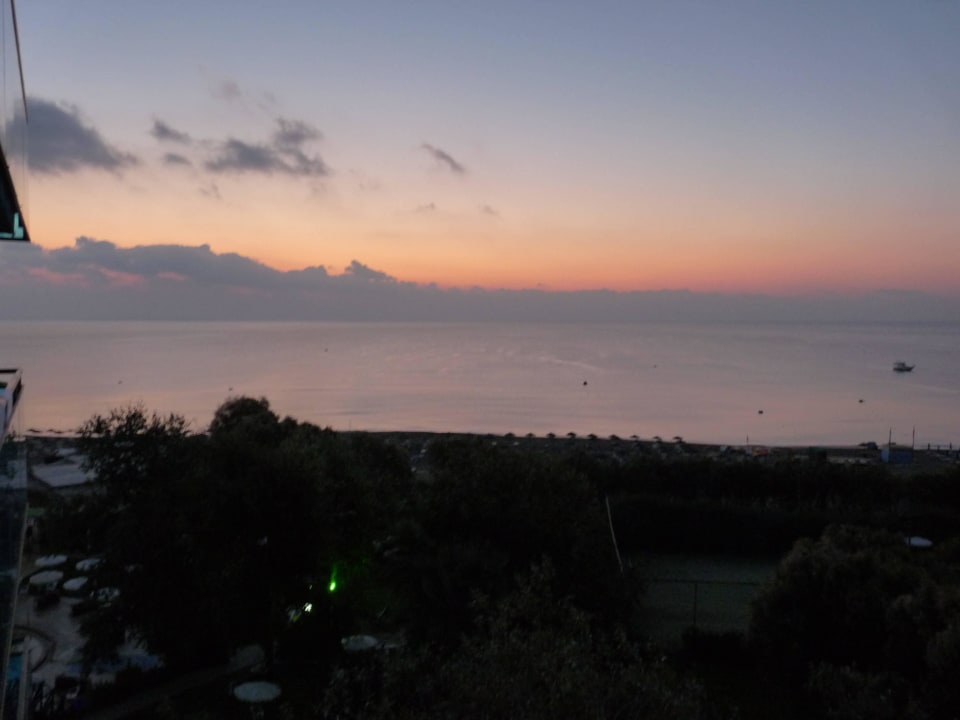 Blick Richtung Strand am Morgen Hotel Calypso Beach