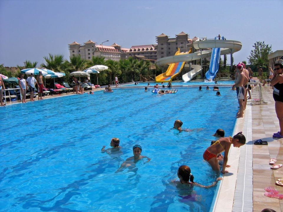 Pool mit den 3 Wasserrutschen Hane Family Resort