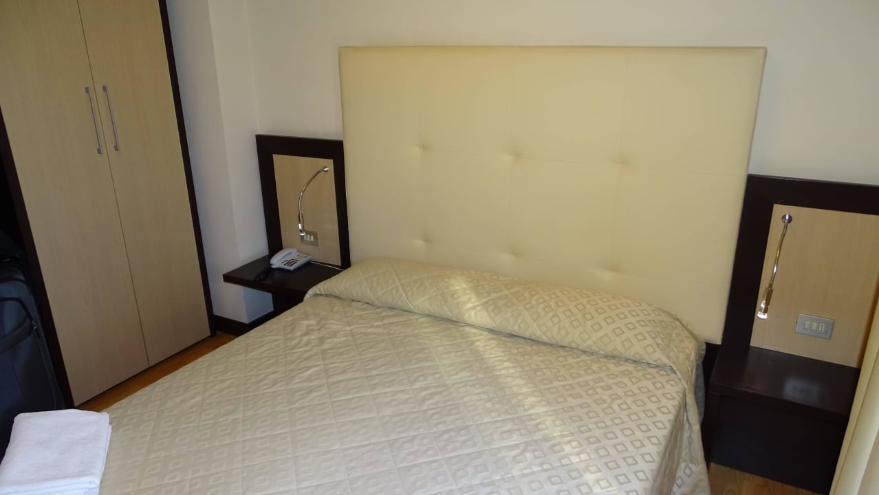 Doppelbett im Standardzimmer Suite Hotel Elite