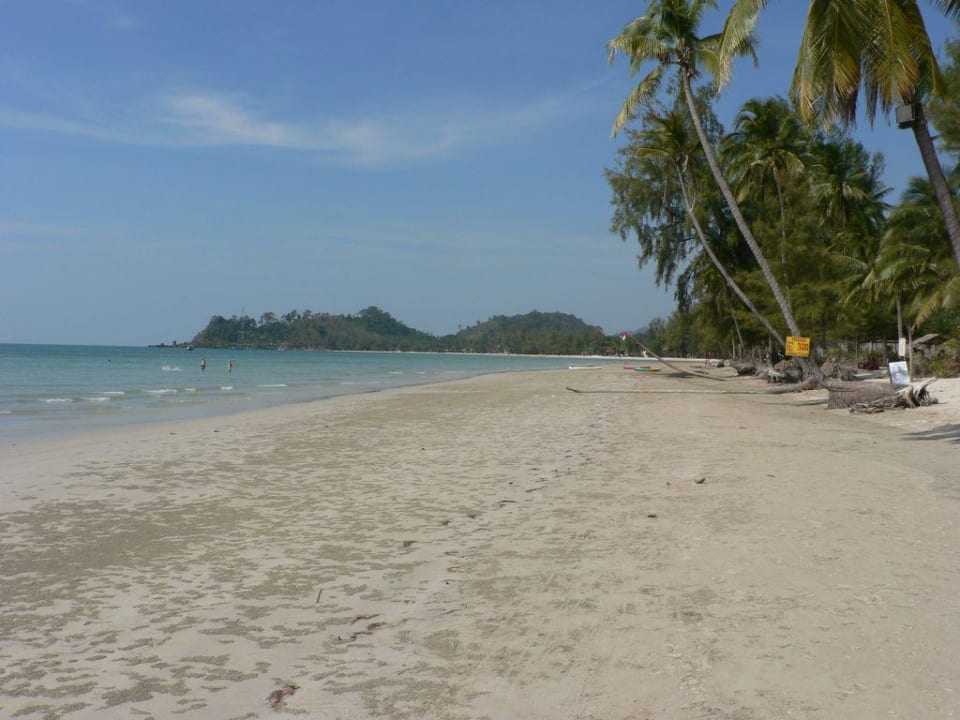 Der Strand rechts vom Hotel Santhiya Tree Koh Chang Resort