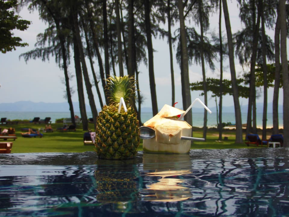 Mit Blick aufs Meer mit leckeren Cocktails Dusit Thani Krabi Beach Resort