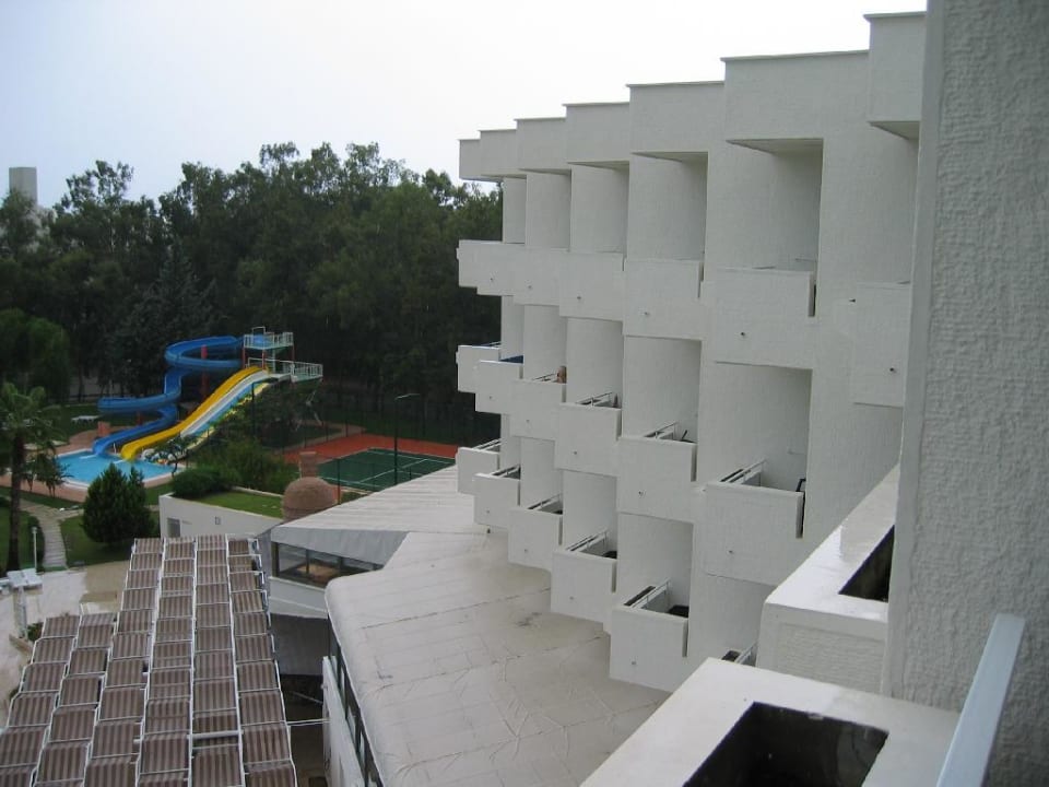 Blick aus dem Zimmer 321 zur rechten Seite des Hotels Asteria Collection Side