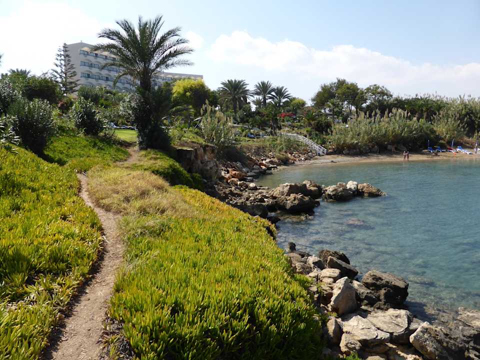Bick über Bucht zum Hotel mit Treppe zum Meer Crystal Springs Beach Hotel