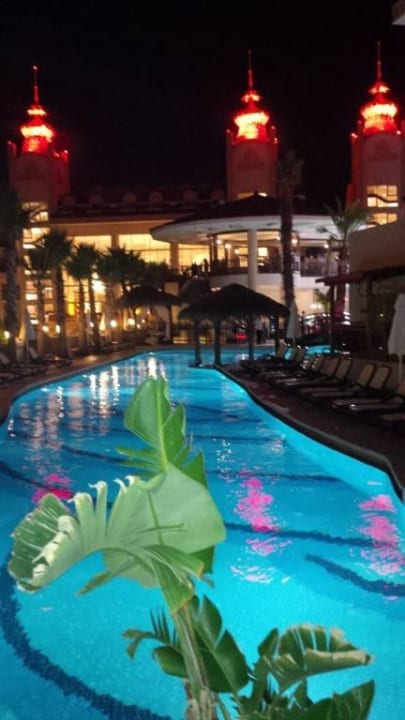 Action Pool by night Well Palace Side