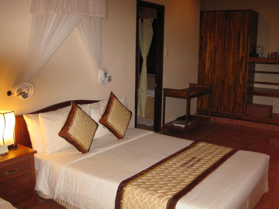 Blick ins Zimmer Richtung Bad Hotel Vinh Hung Resort
