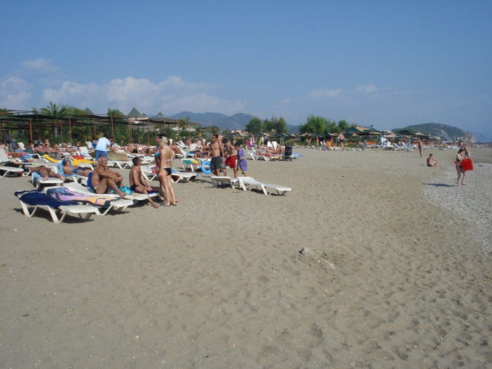 Erst Sand, im Wasser Felsen Solivia Hotel