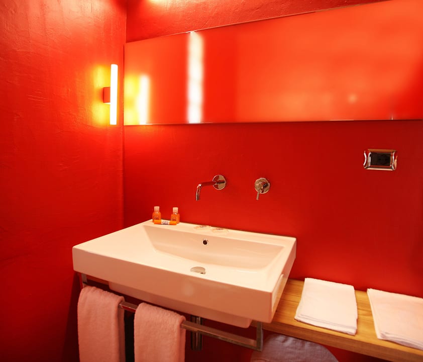 Bathroom Red Ambient Room Ambienthotel PrimaLuna