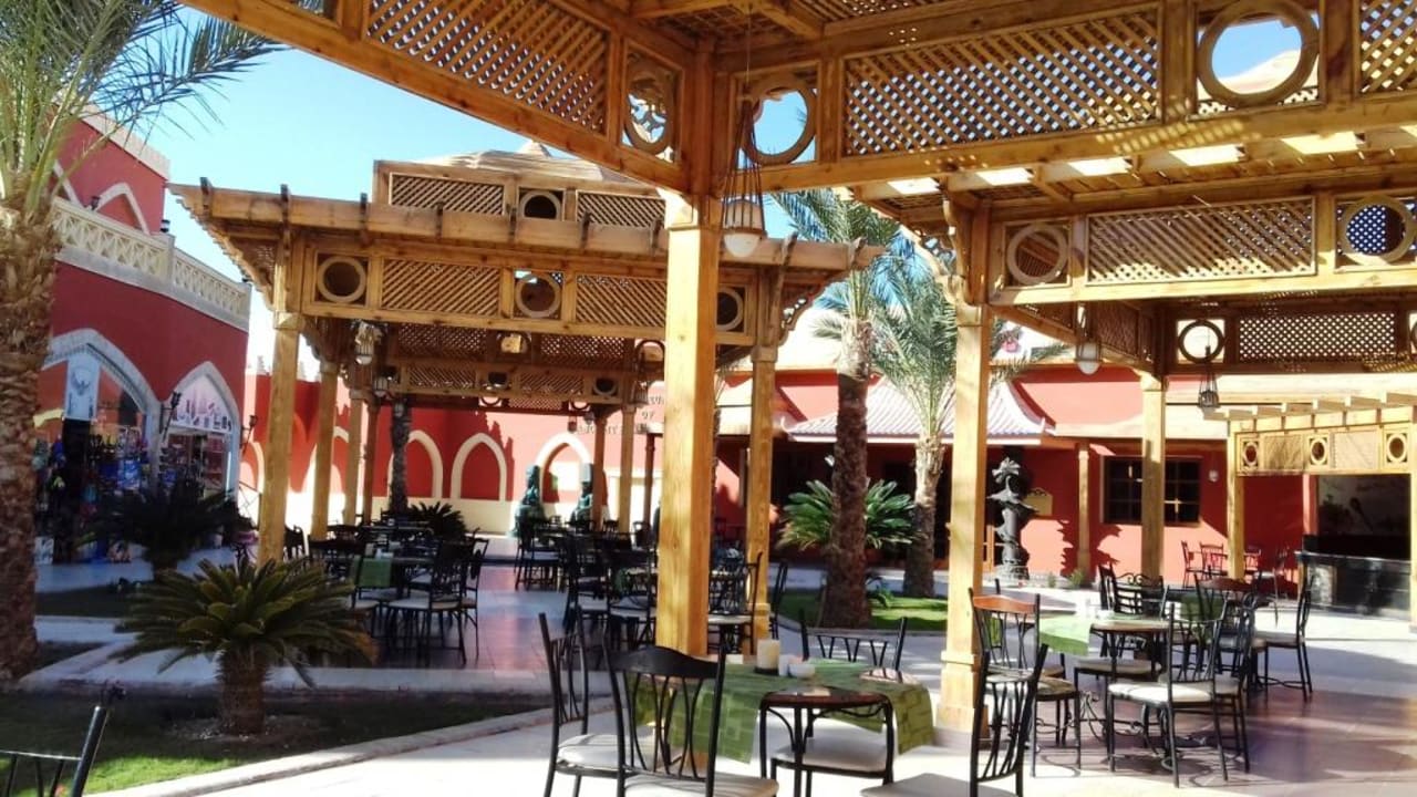 Sitzmöglichkeiten in der Anlage Pickalbatros Alf Leila Wa Leila Resort - Neverland Hurghada