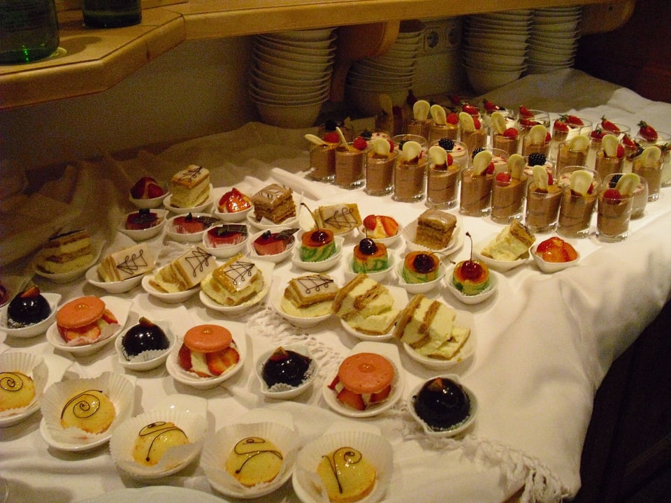 Teil vom Dessertbuffet Alpine Resort Sportalm