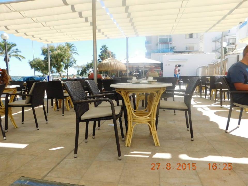 Terrasse des Hotels an der Strandpromenade R2 Veronica Beach Hotel
