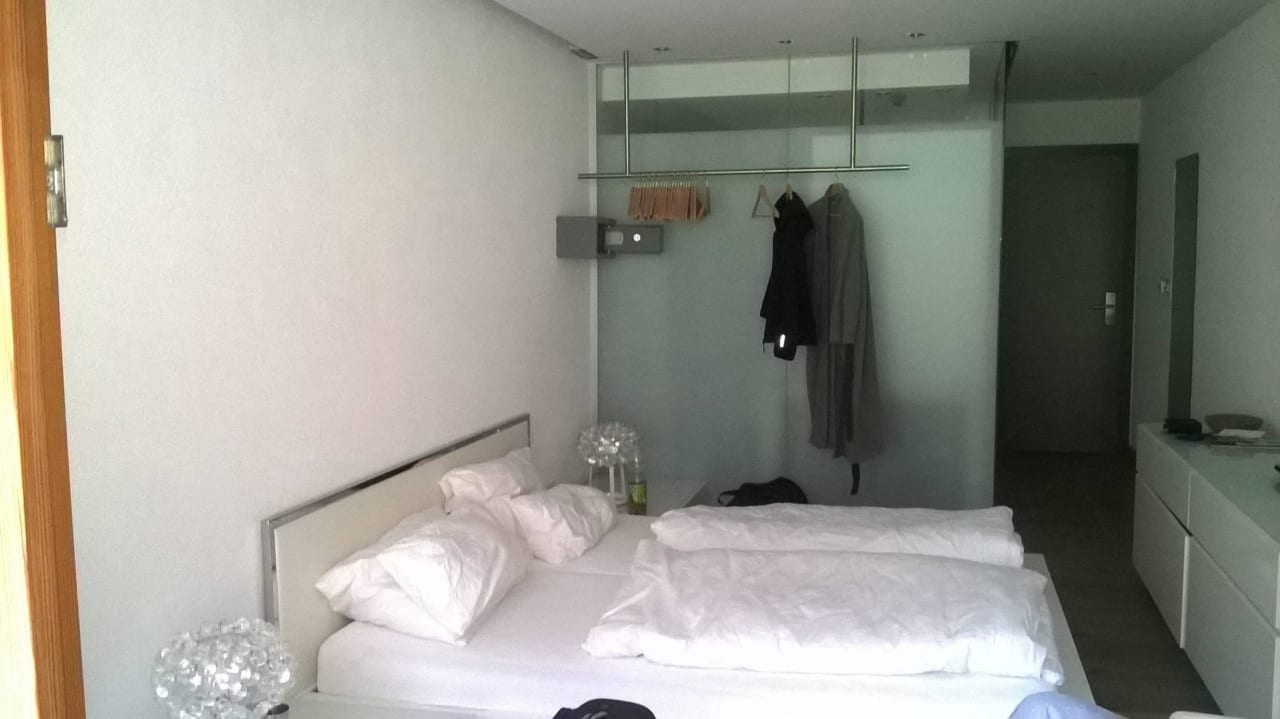 Bett und Wäschestange Hotel Walliserhof